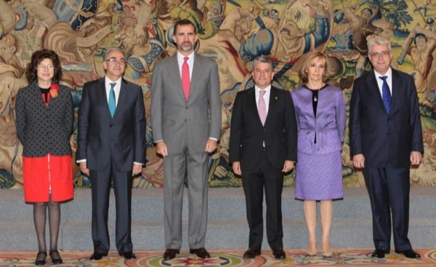 Fotografía de grupo de Su Alteza Real el Príncipe de Asturias con el rector de la Universidad Autónoma de Madrid y una representación de la "Red Europ
